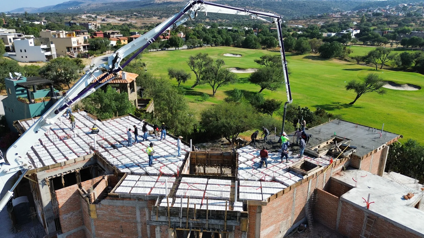 Colado de losa con bomba de concreto y cuadrilla completa trabajando